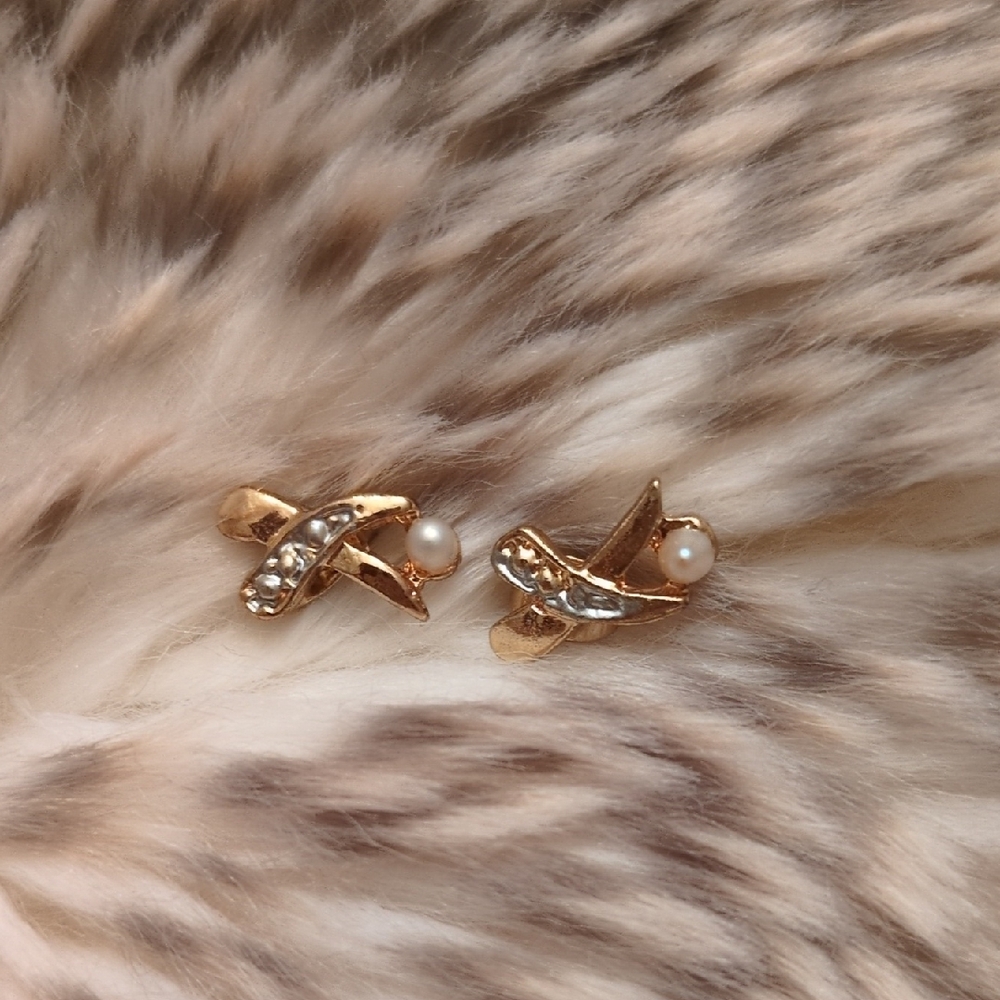 Elegant Gold and Pearl Earrings